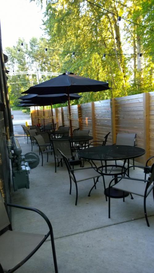 Great outdoor seating at Bothell Zeek's Pizza